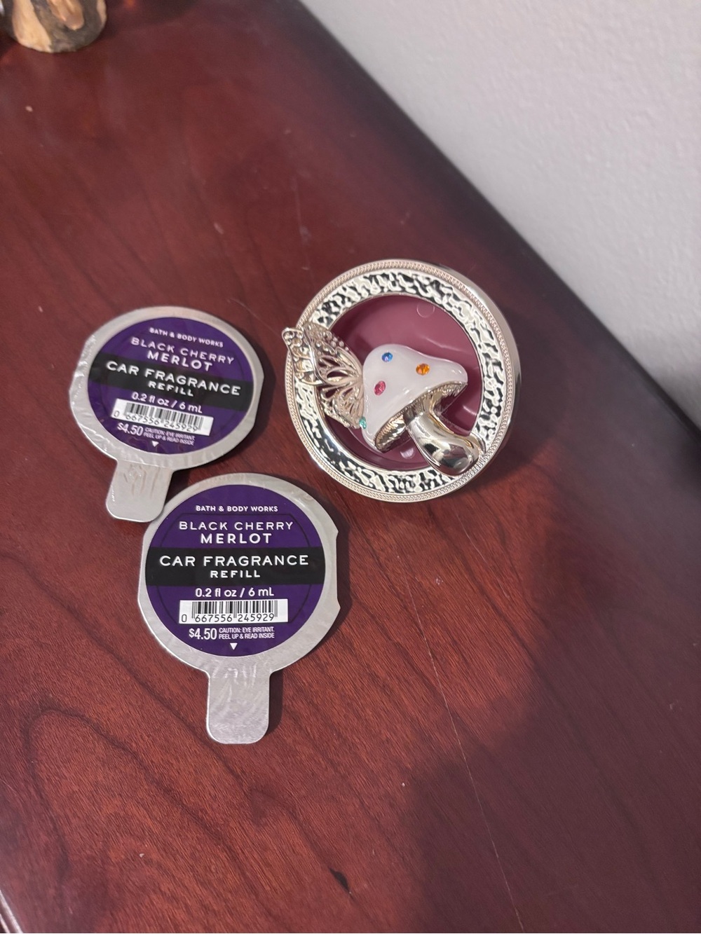 Bath & Body Works (car visor) clip on. Includes 2 refills.